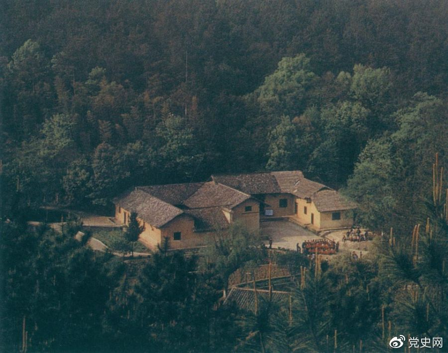 毛澤東故居——湖南省湘潭縣韶山?jīng)_上屋場(chǎng)。1893年12月26日，毛澤東在這里誕生。