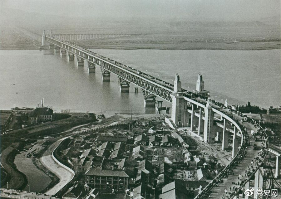 1968年12月29日， 南京長(cháng)江大橋全面建成通車(chē)。這是當時(shí)中國自行設計建造的最大的鐵路、公路兩用橋。